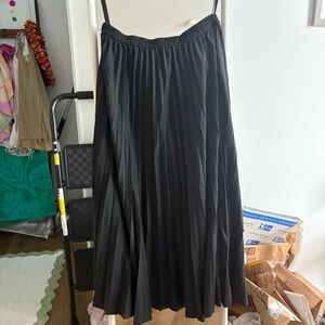 Uniqlo dark gray Pleated Skirt with elastic waistband in excellent condition 💕